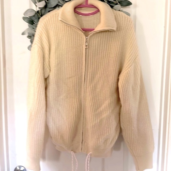 🍀 Cream colored zip-up chunky knit sweater with stand up collar - Picture 2 of 5